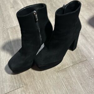 Trendy platform boots. Black leather.